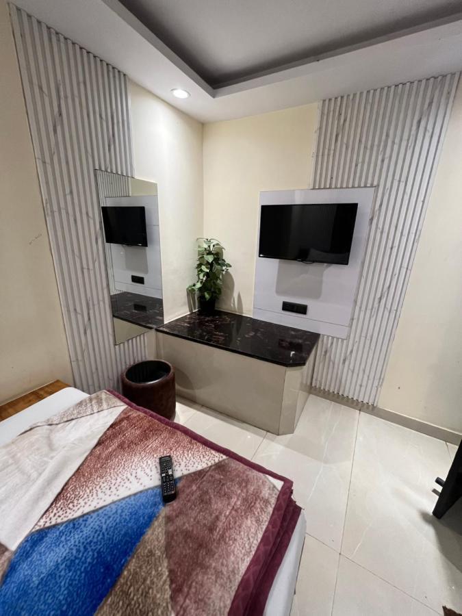 Hotel Mahalaxmi Deluxe ニューデリー エクステリア 写真